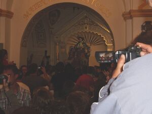 Virgen llegando a su altar.JPG