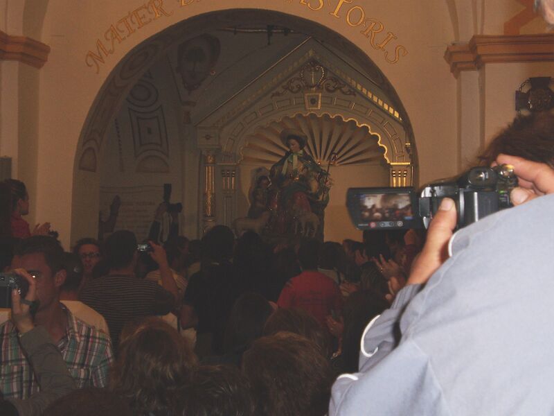 Archivo:Virgen llegando a su altar.JPG