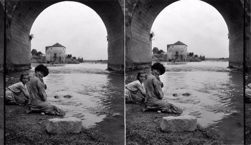 Archivo:2 niñas pequeñas jugando bajo el puente Romano (1931. Río Guadalquivir y Molino de San Antonio.jpg