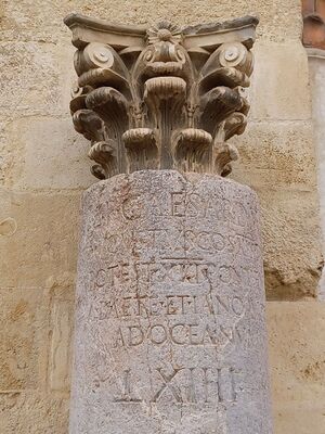 Miliario de la izquierda acceso a la Mezquita Catedral.jpg
