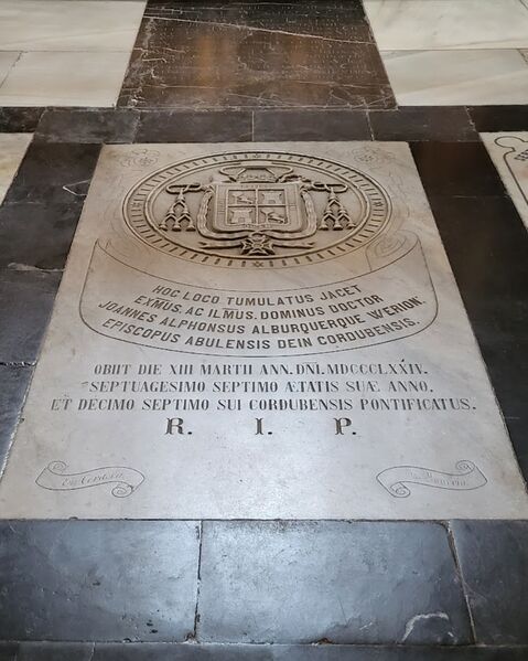 Archivo:Tumba obispo Alburquerque.jpeg