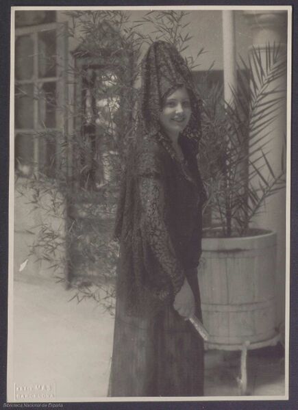 Archivo:Mujer cordobesa vestida de Mantilla. Trajes regionales y personajes típicos de España Material gráfico 13.jpg