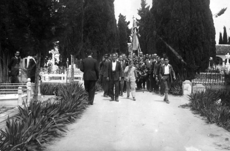 Archivo:Cementerio de la Salud. 2 Entierro de Julio Romero de Torres. Museo de Bellas Artes (1930).png