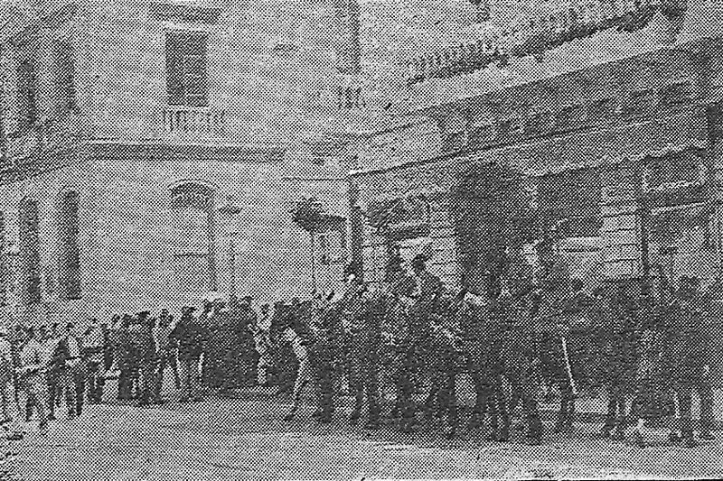 Archivo:Concentración de fuerzas de seguridad con motivo de la Proclamación de las II República. 14 de abril de 1931.jpg