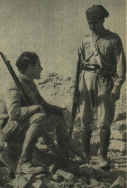 Archivo:Soldado de Regulares que desierta al bando republicano, charla con un alférez. Ahora. 30 de agosto de 1936.png