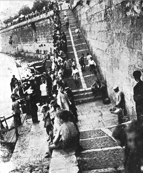 Archivo:Cordobeses bañándose en aguas antihigiénicas (1932).png