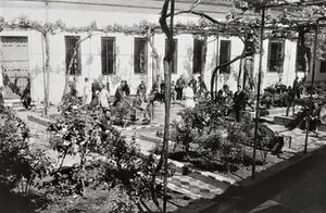 Hospital de la Misericordial. Patio con pacientes.jpg