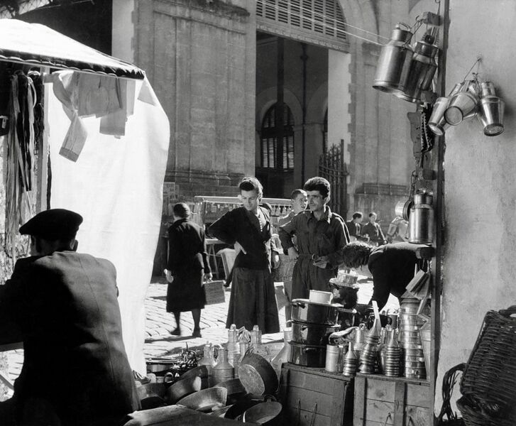 Archivo:Plaza de la Corredera. (1941). Erika Groth-Schmachtenberger. Mejorada por Diego J. Rivera.jpg