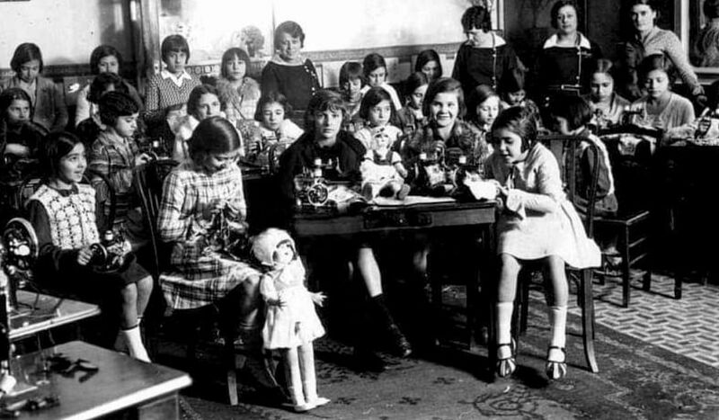 Archivo:Niñas de las Escuelas Nacionales en un curso de corte y confección. C. 1930. Foto- Santos..jpg