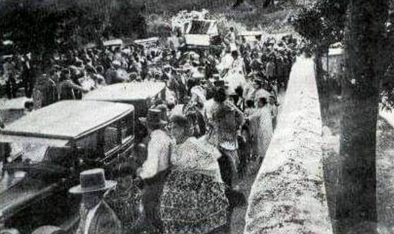 Archivo:Ambiente en los alrededores del Santuario de Linares durante la típica romería. 1932. Foto Santos..jpg
