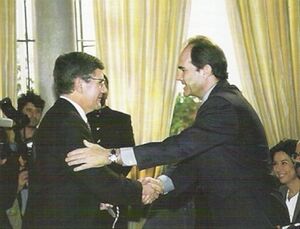 Manuel Chaves entrega MedalladeAndalucía a FAVE.jpg