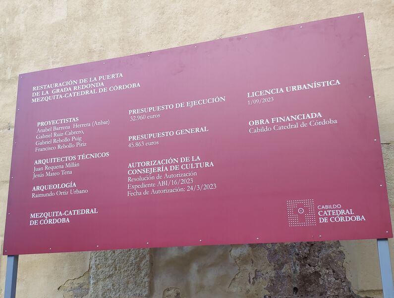 Archivo:Restauración de la puerta de la grada 2023.jpg
