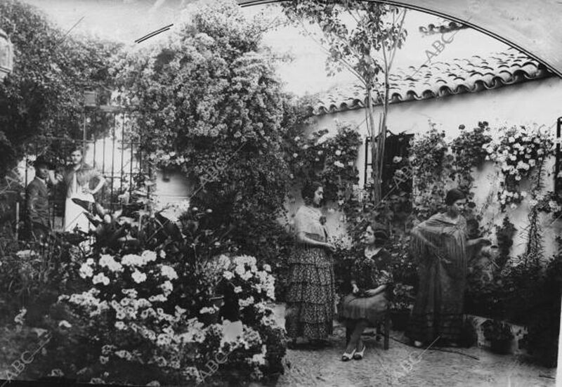 Archivo:Patio de la Calle Gutiérrez de los Rios nº 60 galardonado con el Primer Premio de la fiesta de los Patios. 1930 .jpg