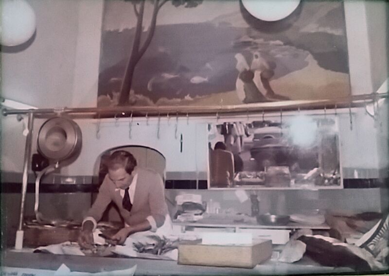 Archivo:Santos Marín despachando en la Pescadería Santos.jpg