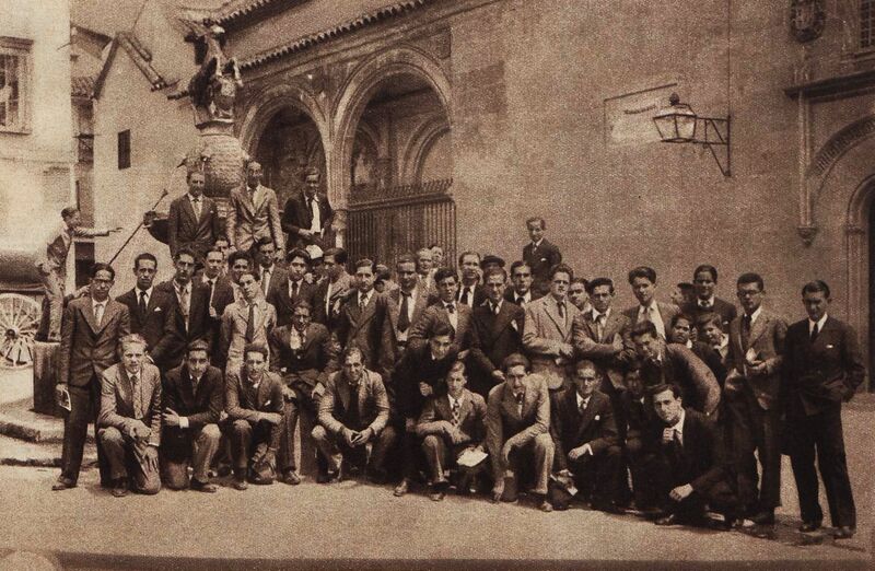 Archivo:Alumnos de sexto año del Instituto-Escuela de Madrid de viaje de estudios, en la plaza del Potro. Foto Santos, publicada en la revista Crónica, 8 de Mayo de 1932. RafaelHell Expósito Ruiz.jpg