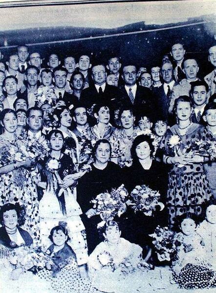 Archivo:1936. Feria de la Salud. "Señoritas ataviadas con trajes regionales, en el reciente concurso organizado". Foto Santos.jpg