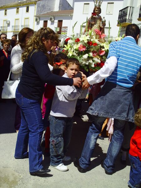 Archivo:Procesión Niño de la Bola - Fuente Tójar(4).JPG