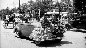 Vestidas de gitana montadas en coche (1942).jpg