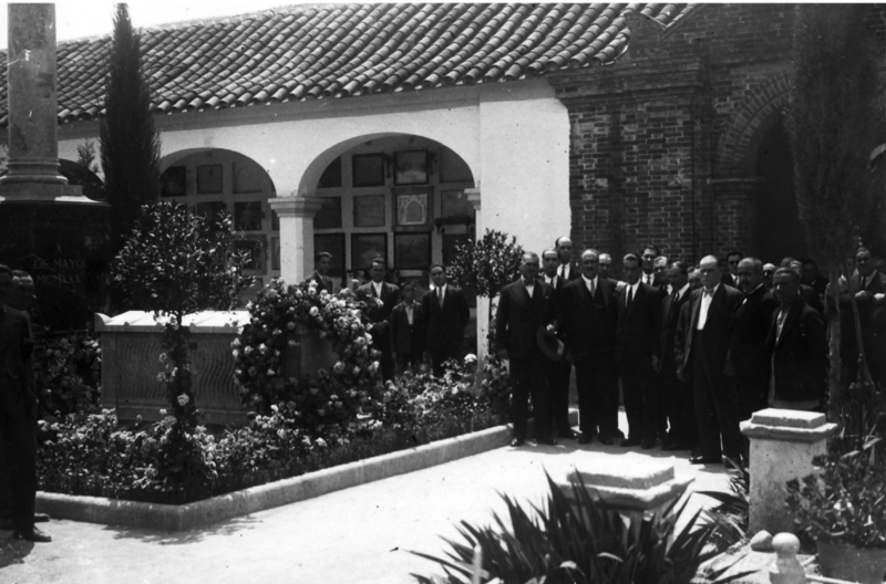 Archivo:Cementerio de la Salud 3. Entierro de Julio Romero de Torres. Museo de Bellas Artes (1930).png