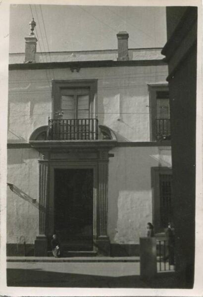Archivo:Portada de casa solariega en la calle Jesús y María frente a Juan Valera, 1951. Colección Víctor Escribano Ucelay. AMCO. .jpg