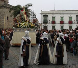Procesión de la Cofradía de Nuestro Padre Jesús Orando en el Huerto, Jesús con la Cruz a cuestas y Virgen de los Dolores (Hinojosa del Duque).jpg