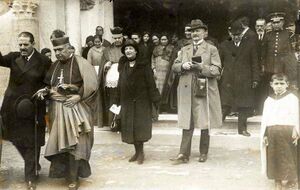 Obispo saliendo de la Mezquita Catedral (1927).jpg