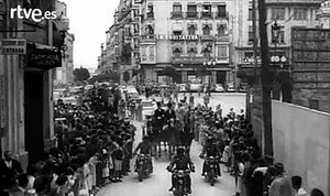 Rey de Jordania entrando en calle Gondomar (1955).jpg