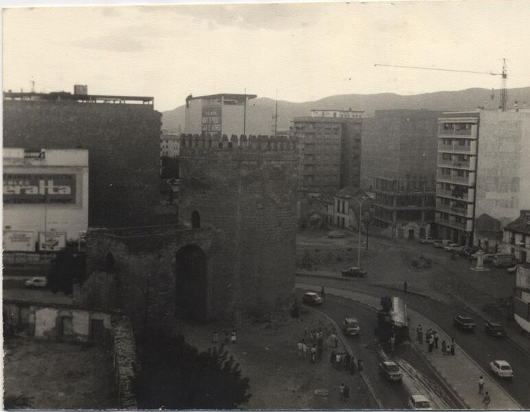 Archivo:Torre de la Malmuerta y plaza del Moreno Foto, revelado e impresión José Carlos Cabello (1984).jpg