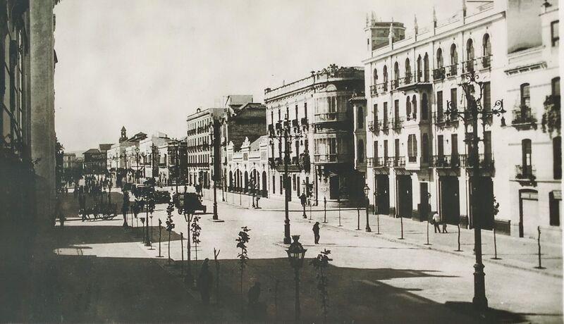 Archivo:Avenida del Gran Capitán. A la derecha, el antiguo cine Salón Modernista. Hacia 1930. Foto- Agustín Fragero..jpg