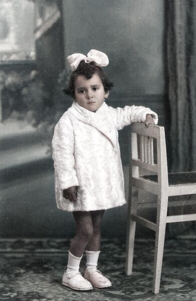 Archivo:Retrato de niña. Año 1932. López Fotógrafo. Calle Joaquín Costa, n° 8 (hoy c- Capitulares), Córdoba..jpg