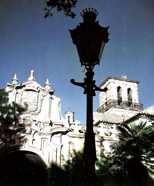 Archivo:Colegiata de San Hipólito. Portad a de Gran Capitán. Foto coloreada (1941). Erika Groth-Schmachtenberger.jpg