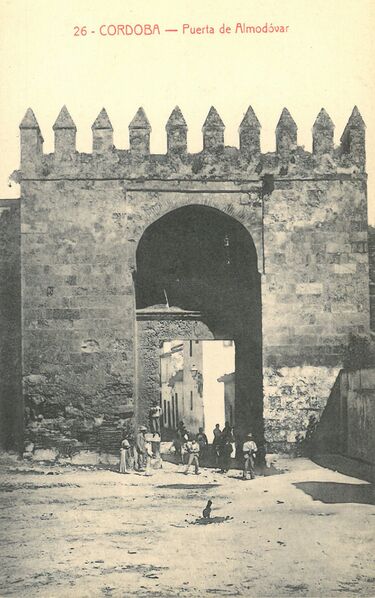 Archivo:Puerta de Almodóvar.jpg