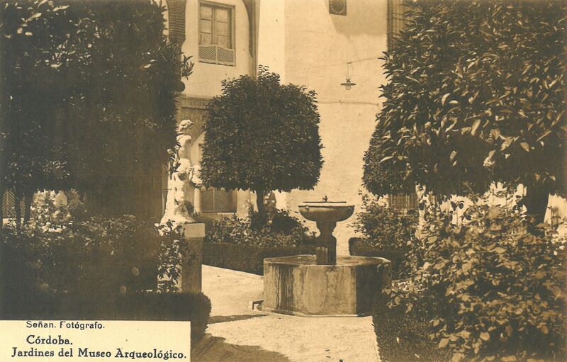 Archivo:Jardines del museo Arqueológico.jpg