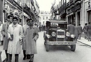 Calle Gondomar. 1950. Vehículo.jpg