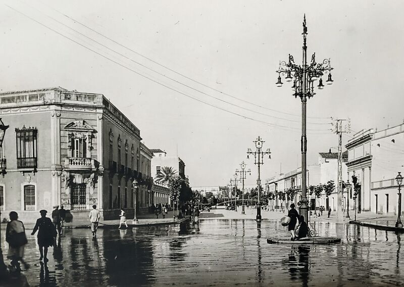 Archivo:Ronda de los Tejares en el cruce con Gran Capitán. A la derecha, la plaza de toros. C. 1930. Foto- Roisin..jpg