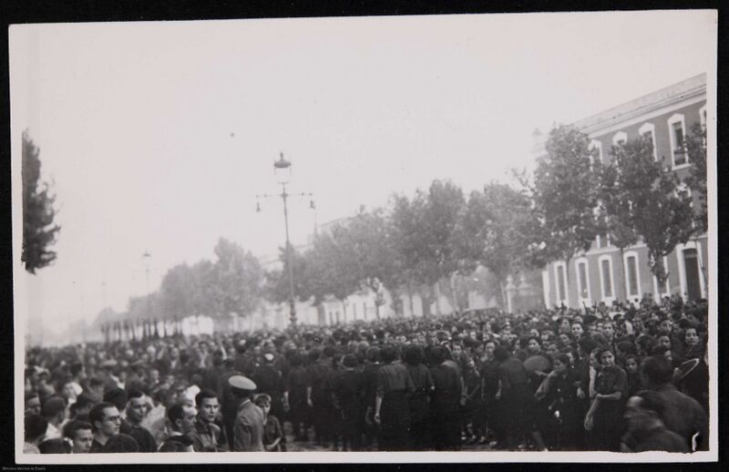 Archivo:Concentración por la tarde en paseo de la Victoria. Córdoba Fiesta del 18 de julio de 1938 Material gráfico 21.jpg