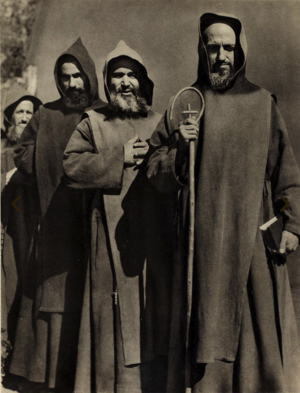 Ermitaños en Las Ermitas con báculo. (Ortiz Echagüe).png