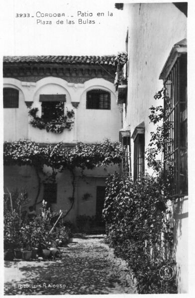 Archivo:Patio en la Plaza de las Bulas.jpg