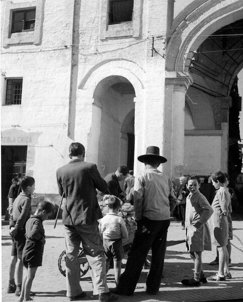 Archivo:Costumbrismo del siglo XX en la plaza de Socorro con niños. 1941. Erika Groth-Schmachtenberger.jpg