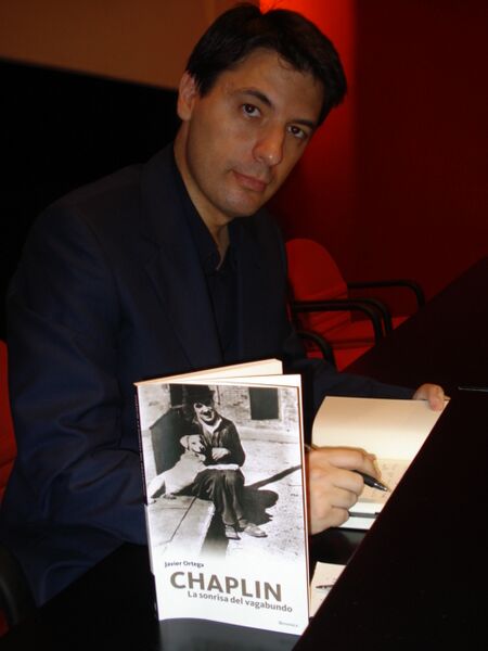 Archivo:Javier Ortega en la presentación de su libro.JPG