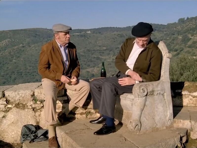 Archivo:Paco Rabal y Fernando Fernán Gómez en el Balcón del Mundo de las Ermitas de Córdoba. Fotograma de la Serie de TV "Juncal" (1988).jpg