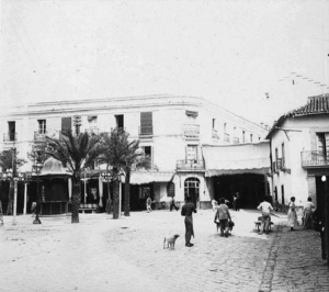 Calle Gondomar con toldos (hacia 1900).png
