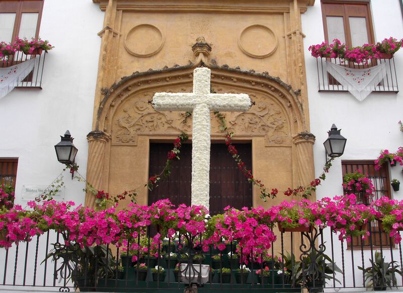 Archivo:Cruz de Mayo en la Cuesta del Bailío.jpg