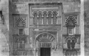 Una de las puertas exteriores de la Mezquita Catedral.jpg