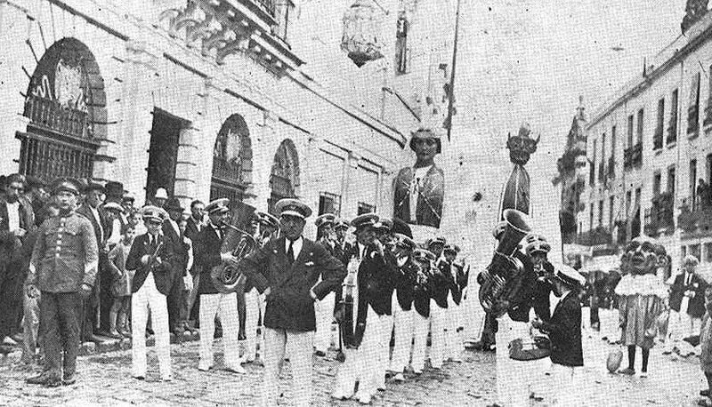 Archivo:Córdoba, cabalgata de gigantes y cabezudos que recorrió las calles el primer día de la feria de otoño, s.a., año 1932 .jpg