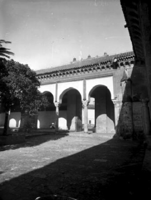 Patio de los Naranjos (1945). Mezquita Catedral 2.png