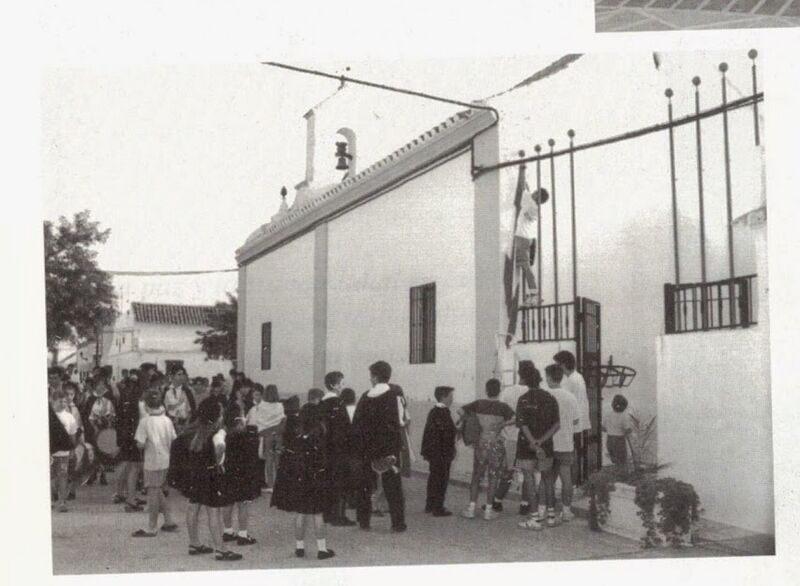 Archivo:Iglesia Ochavillo años 90 celebraciones.jpeg