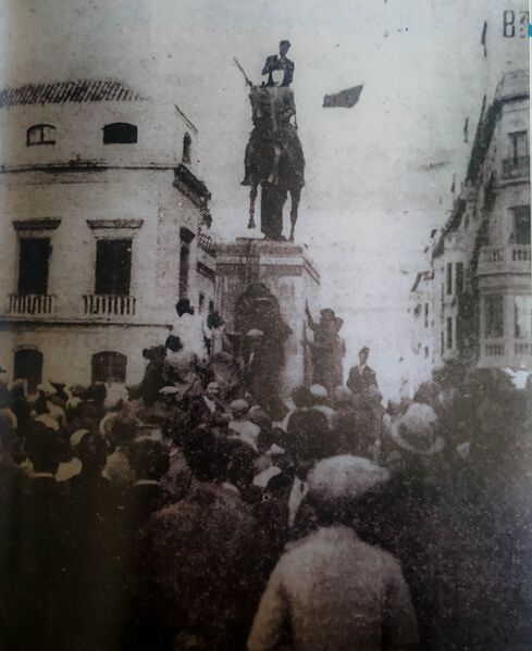 Archivo:Proclamación de la segunda Republica , jovenes colocan el gorro frigio a la escultura del Gran Capitán en 1931 (Biblioteca Municipal de Córdoba). .jpg