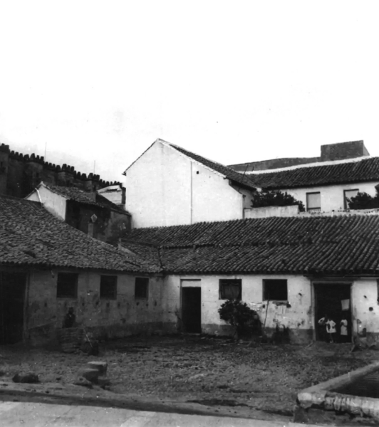 Archivo:Casa de la Fuente en la plaza Canónigo Torres Molina junto a Corregidor Luis de la Cerda (1930).png