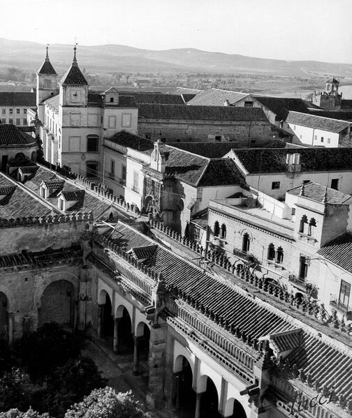 Archivo:Palacio Episcopal, Hospital de San Sebastián desde torre de la Catedral (1941). Erika Groth-Schmachtenberger.jpg